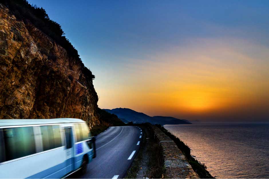 سفر با اتوبوس در کنار جاده ساحلی