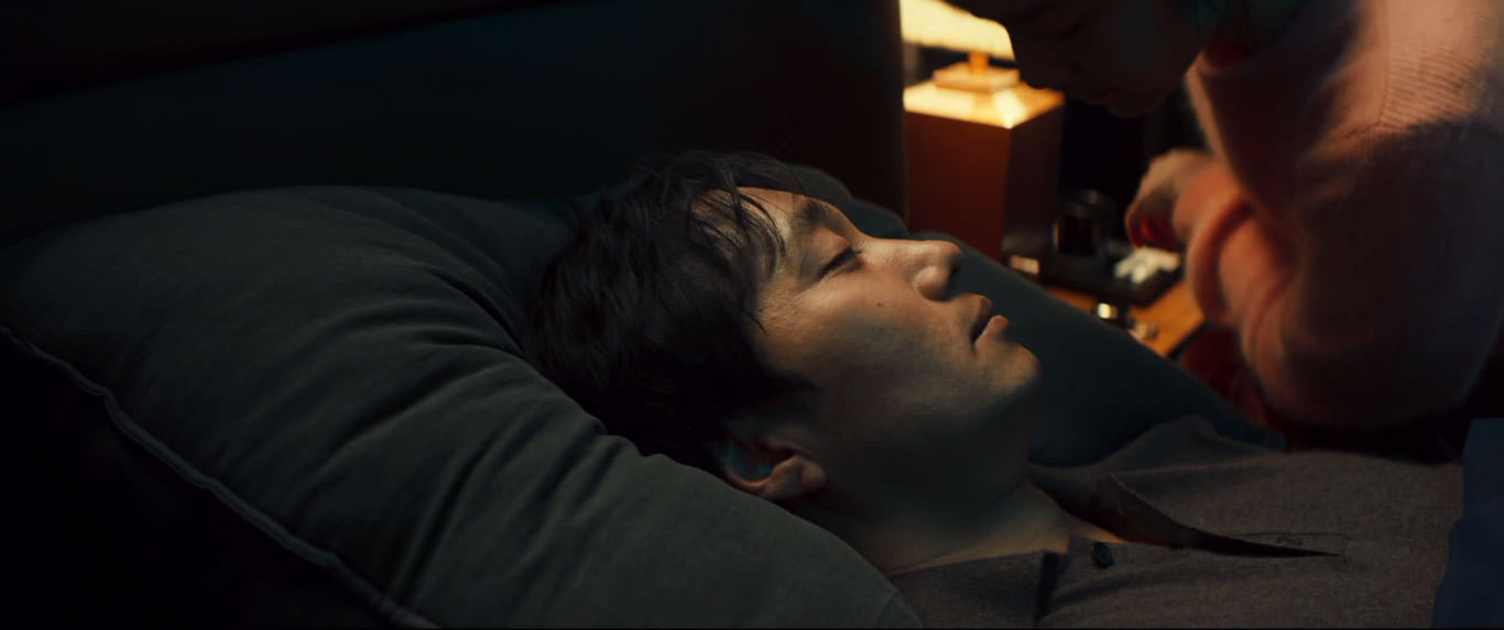 پارک هائه-ایل با چشمانی بسته خوابیده روی تخت در نمایی از فیلم عزم رفتن به کارگردانی پارک چان ووک 