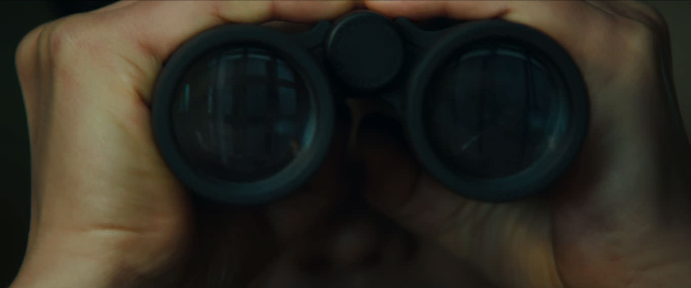 پارک هائه-ایل در حال نگاه از داخل یک دوربین شکاری در نمایی ار فیلم عزم رفتن به کارگردانی پارک چان ووک