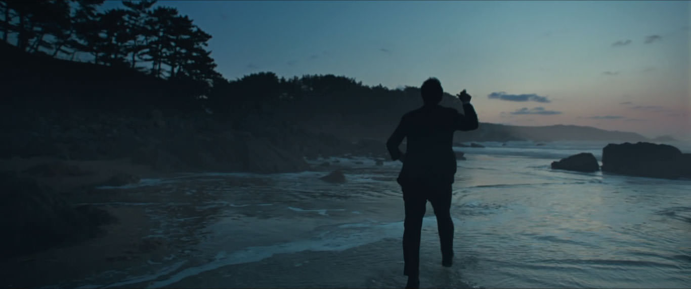 پارک هائه-ایل پشت به دوربین در حال جست‌و‌جو در ساحل در نمایی از فیلم عزم رفتن به کارگردانی پارک چان ووک