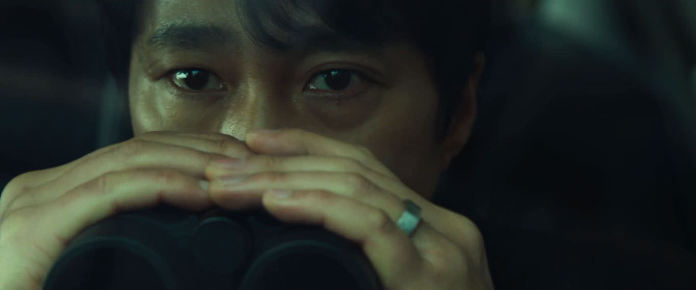 پارک هائه-ایل با یک دوربین شکاری در دست در نمایی ار فیلم عزم رفتن به کارگردانی پارک چان ووک