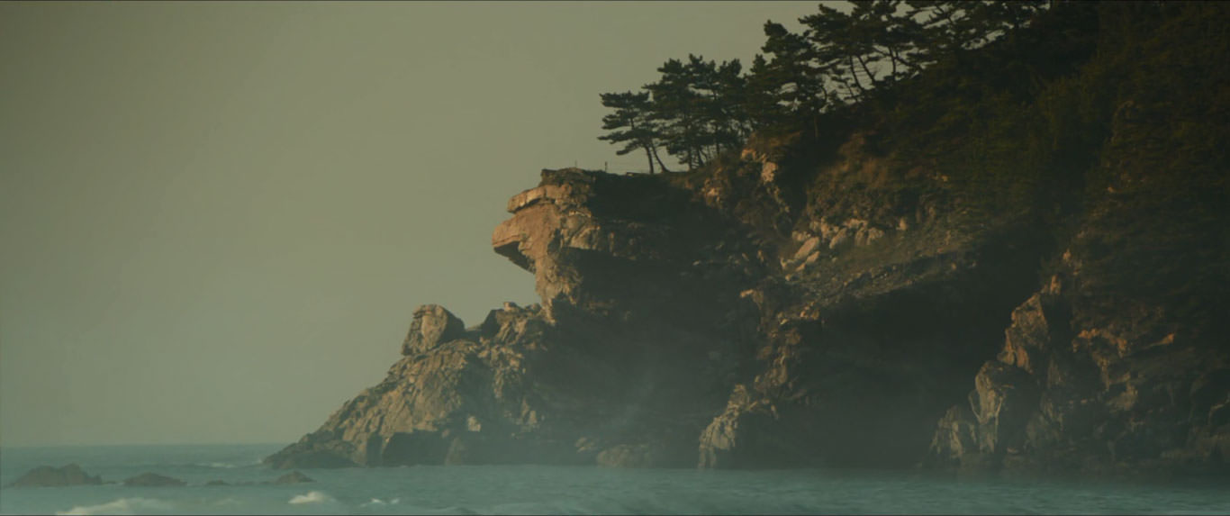 نمایی از صخره‌ها در مجاورت دریا در صحنه‌ای از فیلم عزم رفتن به کارگردانی پارک چان ووک