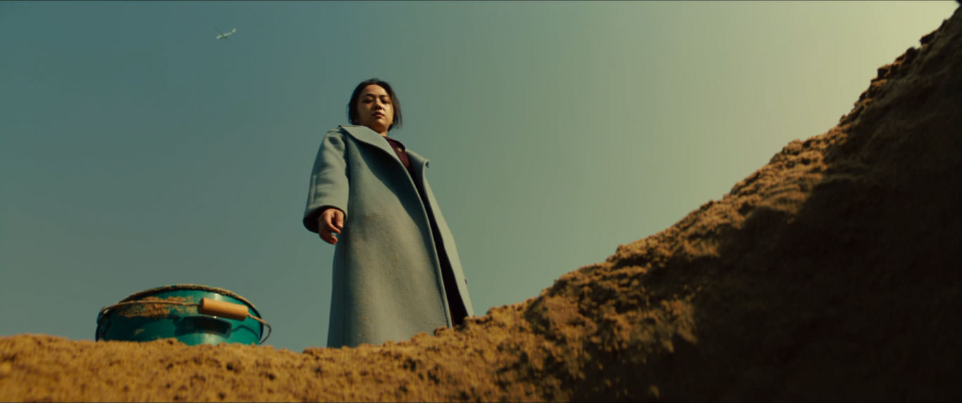تانگ وی در نمایی از زاویه‌ی پایین داخل یک گودال در صحنه‌ای از فیلم عزم رفتن به کارگردانی پارک چان ووک