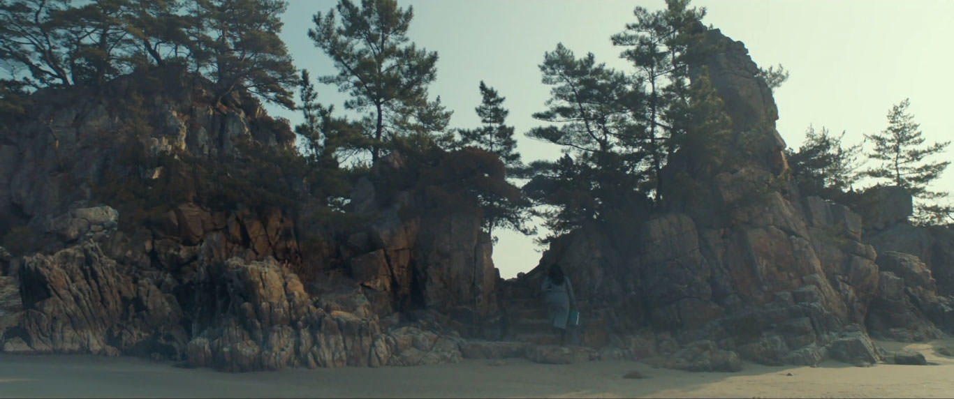 تانگ وی میان چند صخره و درخت در نمایی از فیلم عزم رفتن به کارگردانی پارک چان ووک