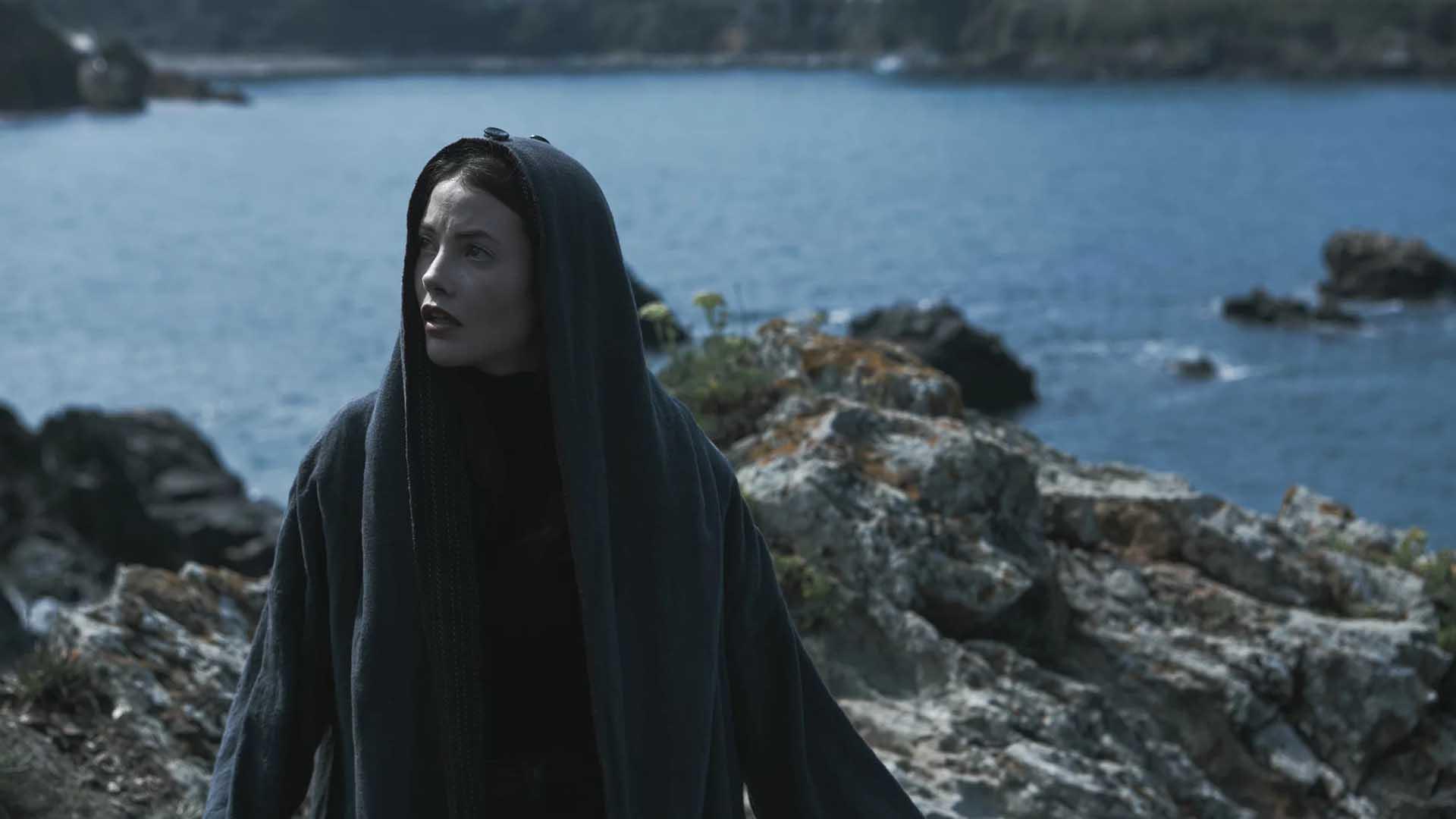 شخصیت آلما در سریال The Girl in the Mirror روی صخره‌ها راه می‌رود