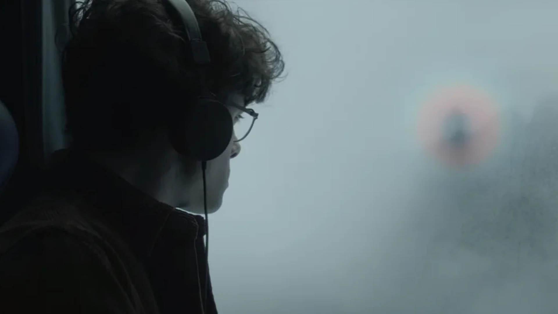 شخصیت تام در سریال The Girl in the Mirror یک نور قرمز در مه می‌بیند