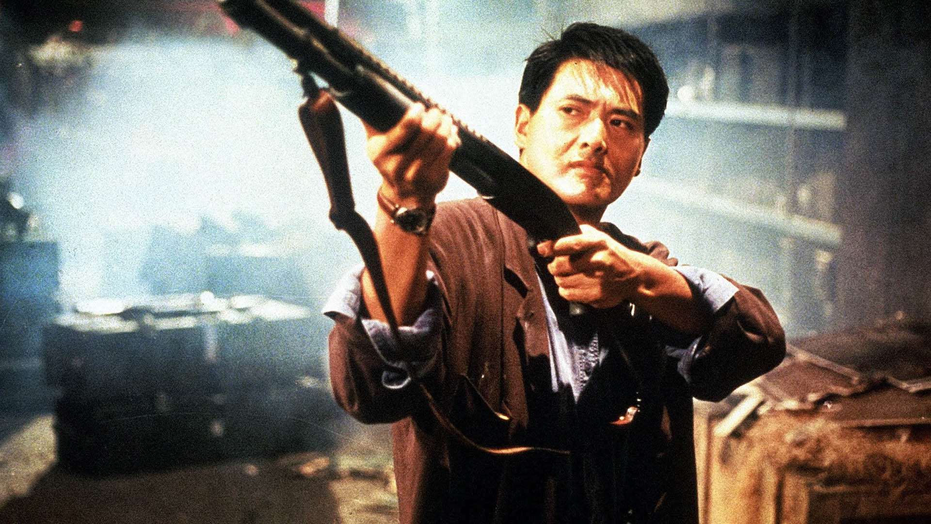چو یون فات در فیلم Hard Boiled درحال شلیک با اسلحه