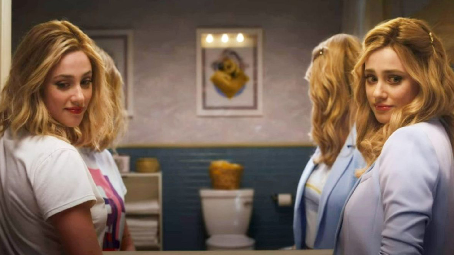 ناتالی در دو نقش‌اش روبه‌روی آینه در فیلم look both ways