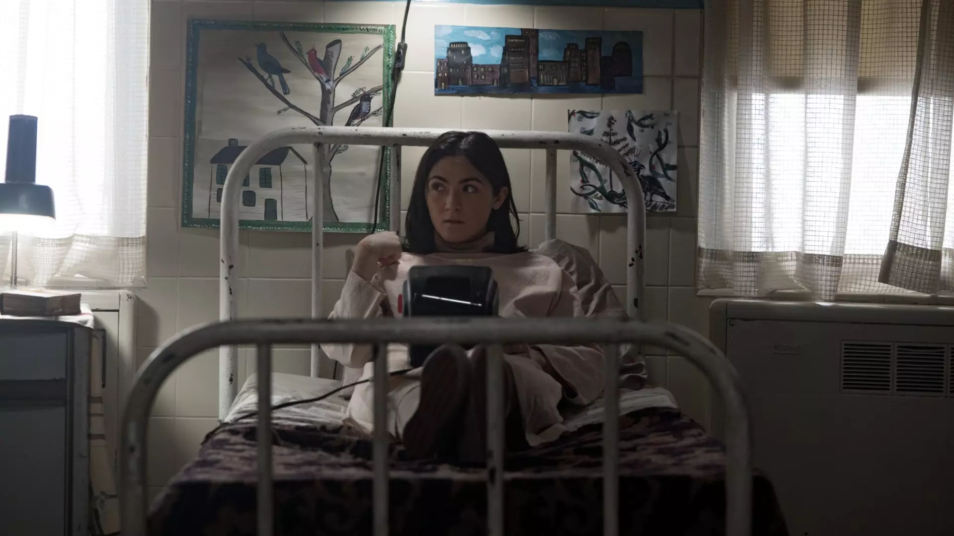 ایزابل فورمن در آسایشگاه روانی سارنه در فیلم Orphan First Kill
