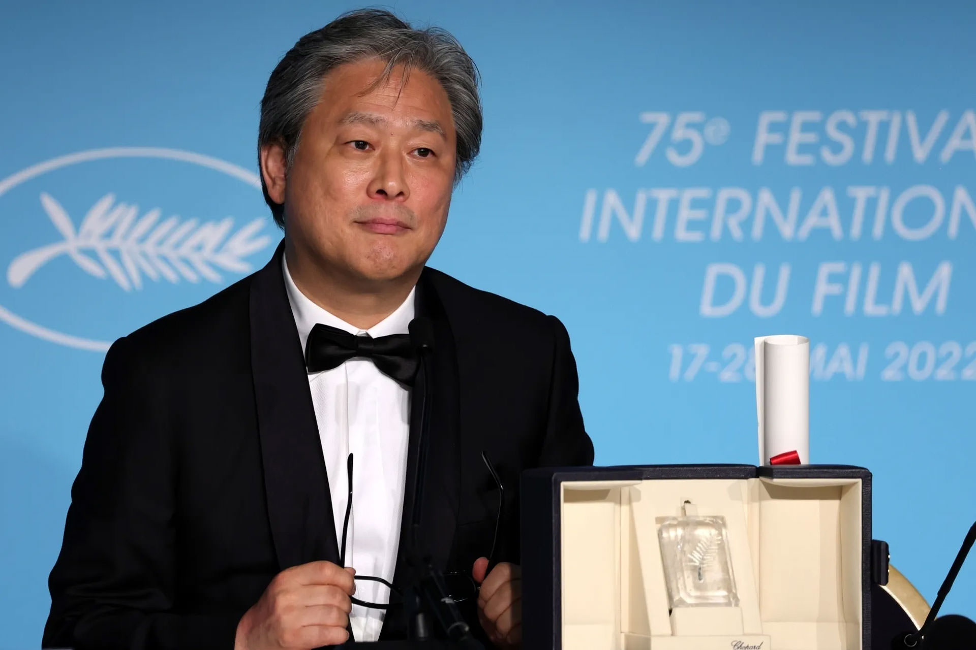 پارک چان ووک در کنار جایزه‌ی کارگردانی هفتادوپنجمین دوره‌ی جشنواره‌ی فیلم کن برای فیلم عزم رفتن