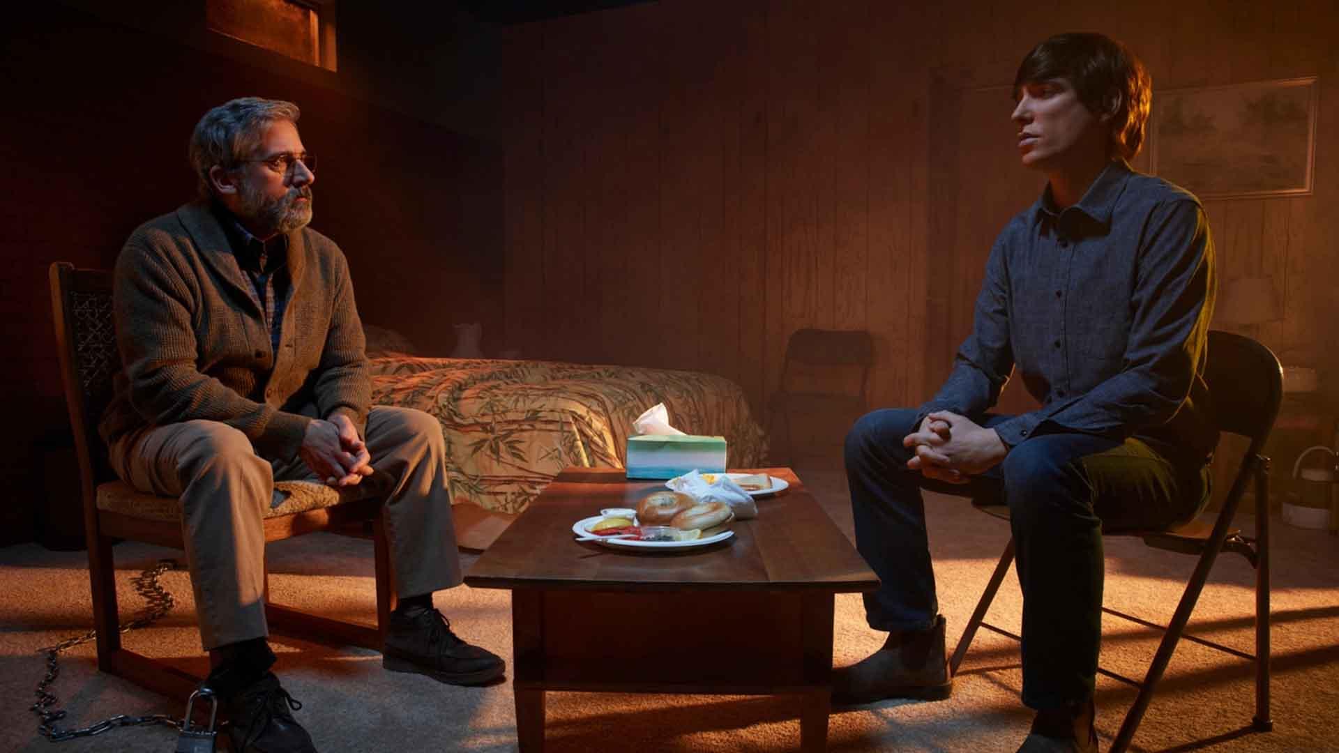 استیو کارل و دامنل گلیسون در سریال The Patient با یکدیگر صحبت می‌کنند
