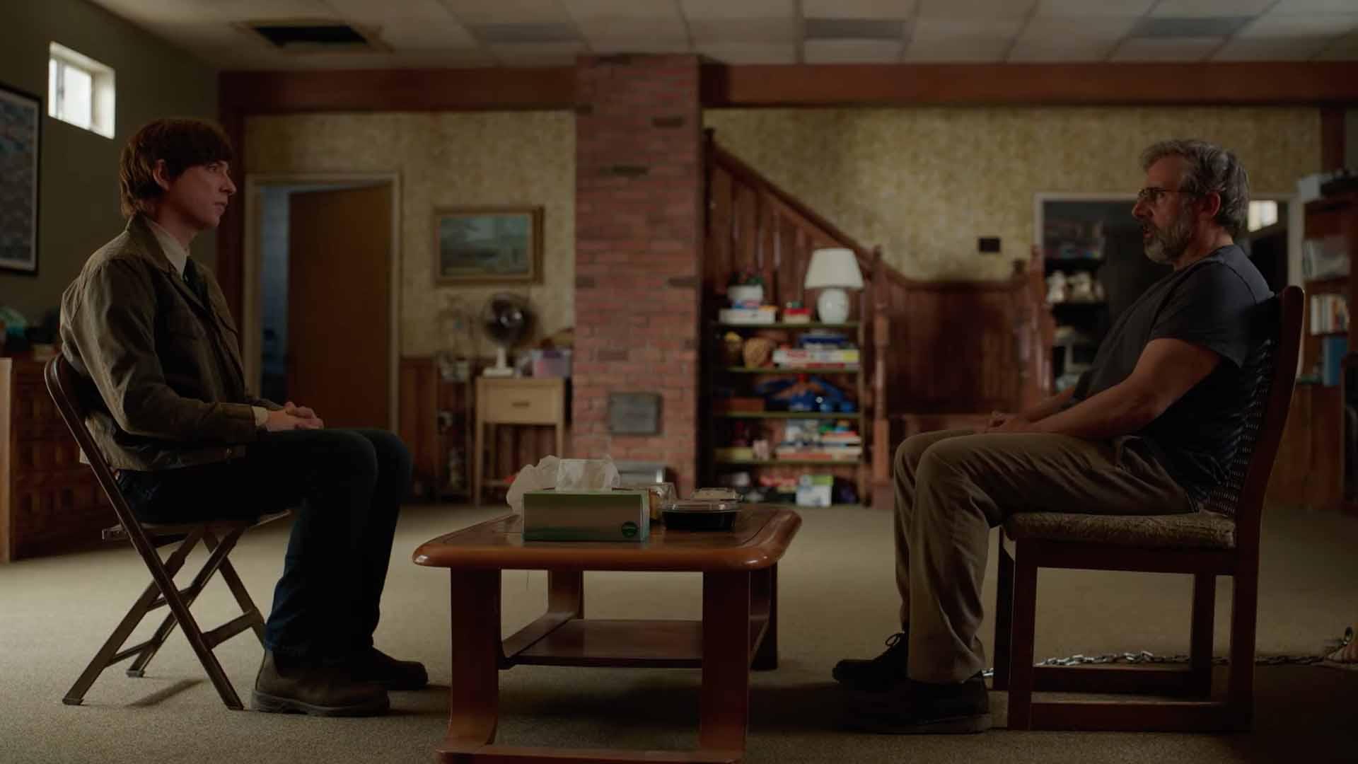 استیو کارل و دامنل گلیسون در سریال The Patient مقابل یکدیگر نشسته‌اند