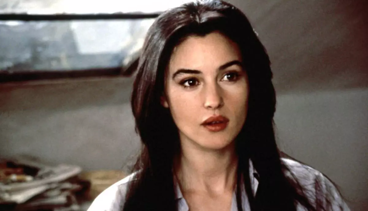 مونیکا بلوچی در فیلم The Apartment سال ۱۹۹۶