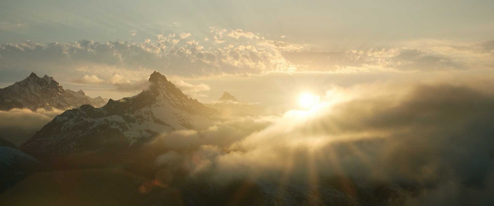 تابش آفتاب در پس ابرها روی کوه ها در قسمت چهارم سریال ارباب حلقه ها: حلقه های قدرت