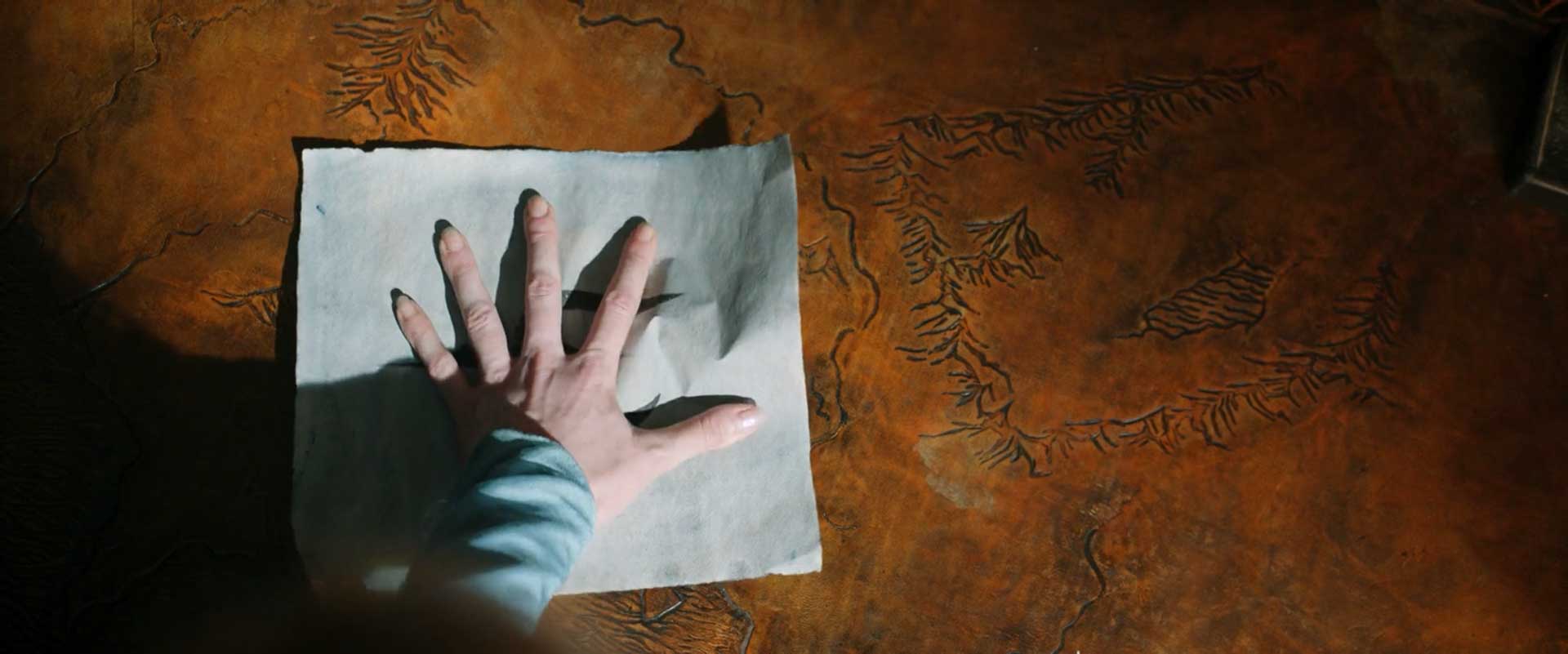 دست مورفید کلارک (بازیگر نقش گالادریل) روی نقشه در قسمت سوم فصل ۱ سریال ارباب حلقه ها: حلقه های قدرت