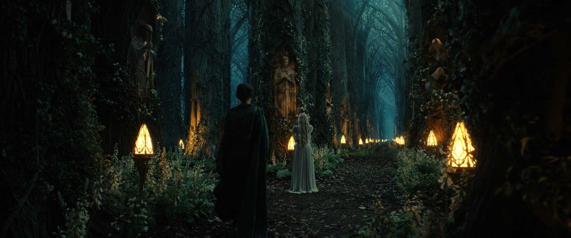 الروند و گالادریل در جنگل باشکوه در سریال The Lord of the Rings: The Rings of Power (ارباب حلقه ها: حلقه های قدرت)