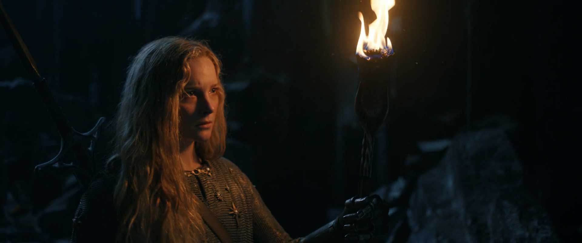 مشعل آتش در دست مورفید کلارک، بازیگر نقش گالادریل در سریال The Lord of the Rings (ارباب حلقه ها) شبکه آمازون پرایم ویدیو