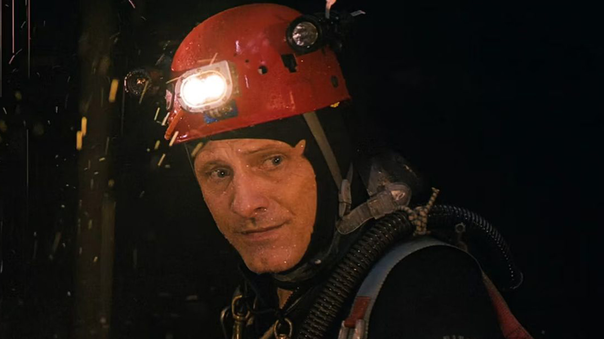 مورتنسن در آب های درون غار در فیلم سیزده جان