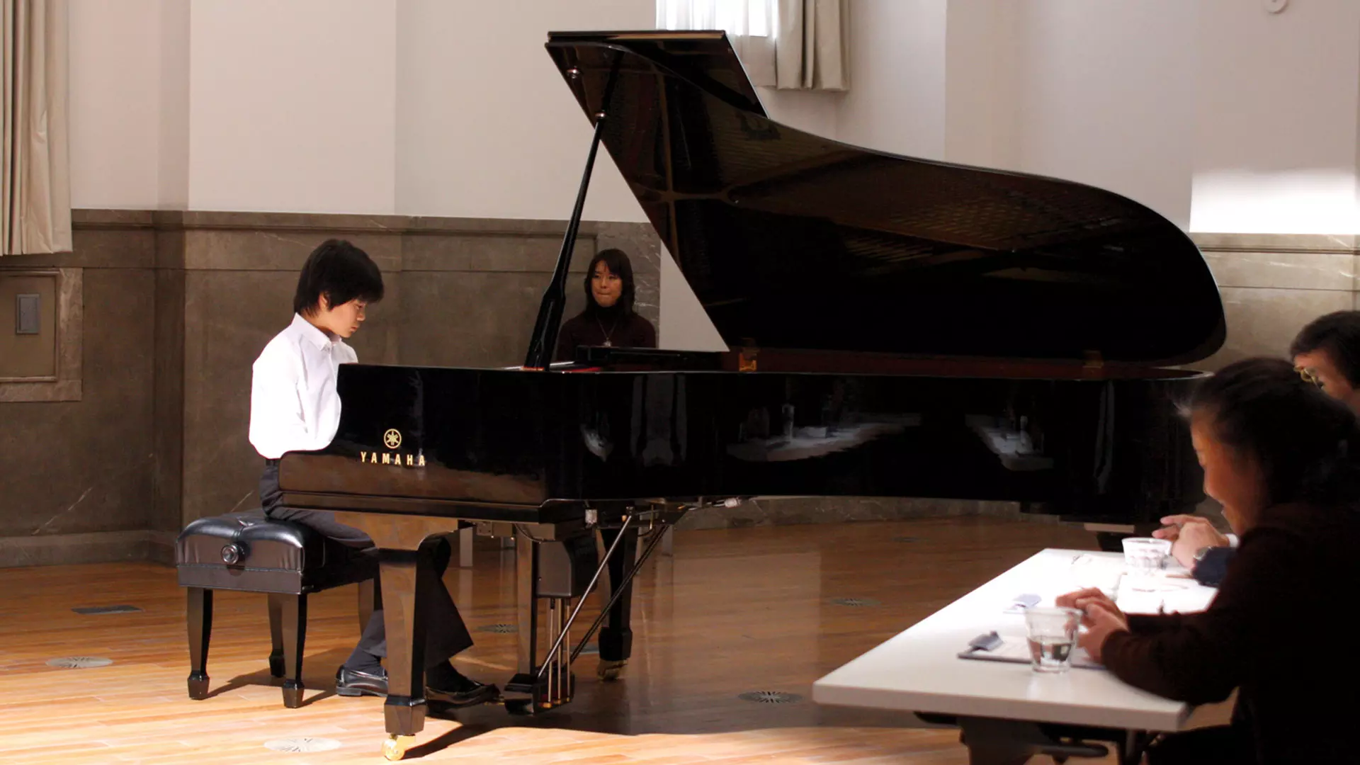 کودک در حال پیانو زدن در فیلم سونات توکیو
