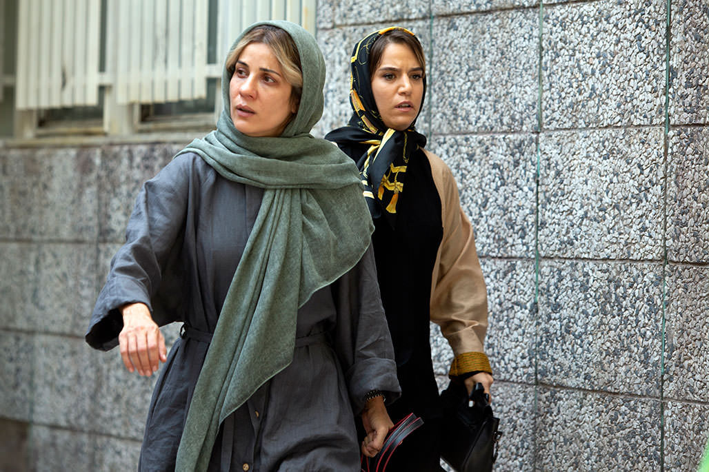 Sara Bahrami et Setera Pesiani courant dans une scène du film Alafzar réalisé par Kazem Daneshi