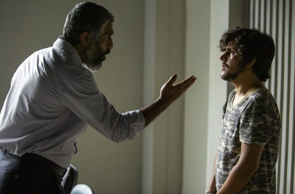 Pejman Jamshidi interroge Mateen Heidarinia dans une scène du film Alafzar réalisé par Kazem Danshi.