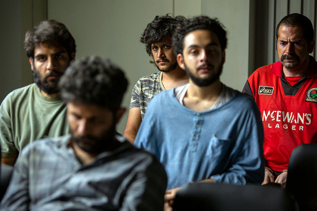 Une vue des accusés dans l'affaire de viol collectif dans le film Alafzar réalisé par Kazem Daneshi