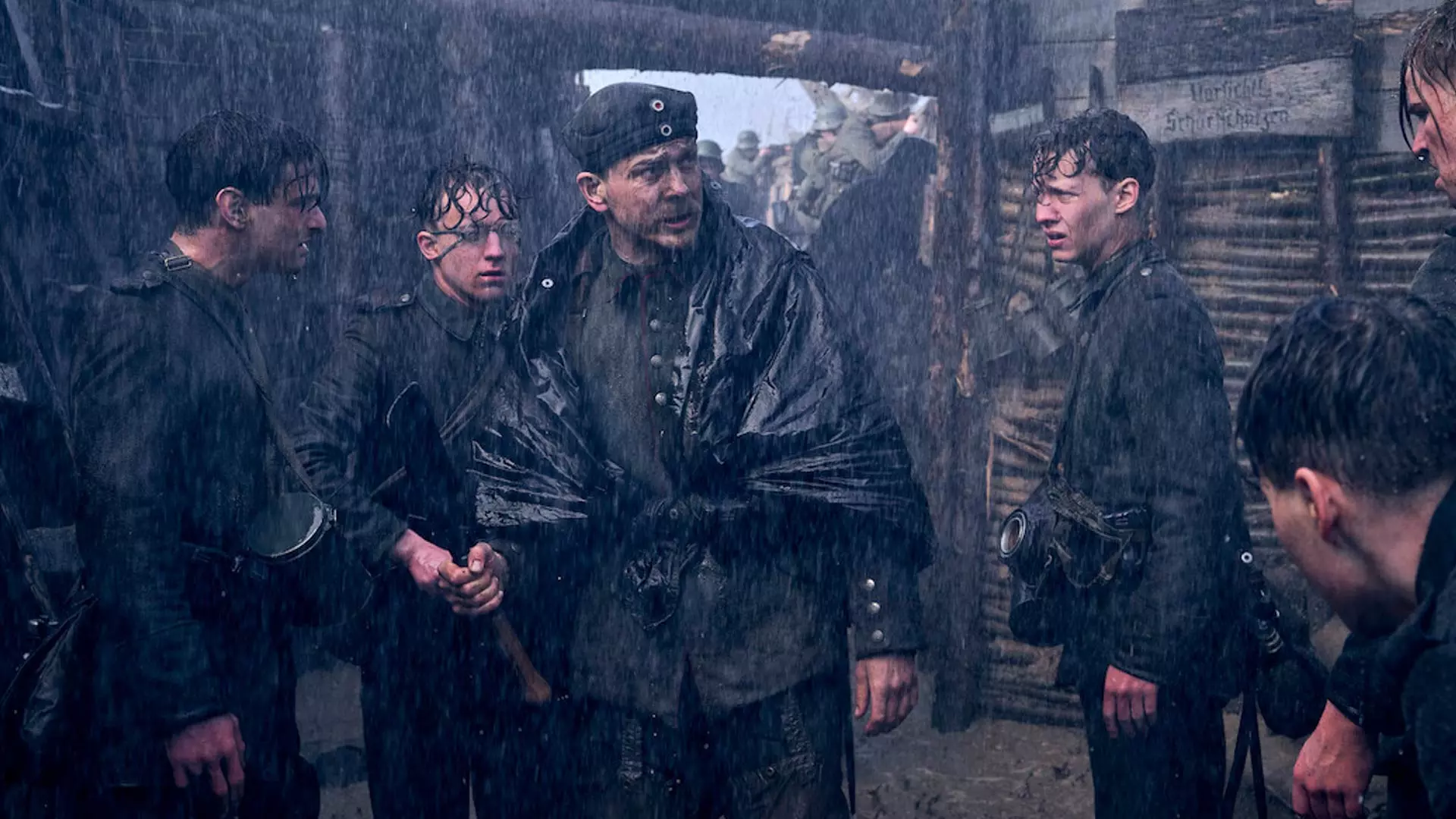 سربازان زیر باران در فیلم All Quiet On The Western Front