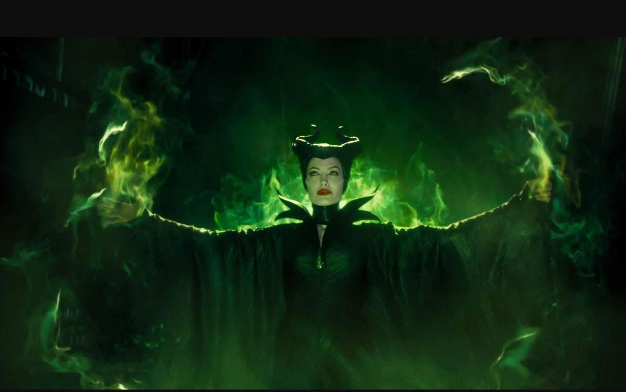 آنجلینا جولی در نقش مالفیسنت در میان نور سبز