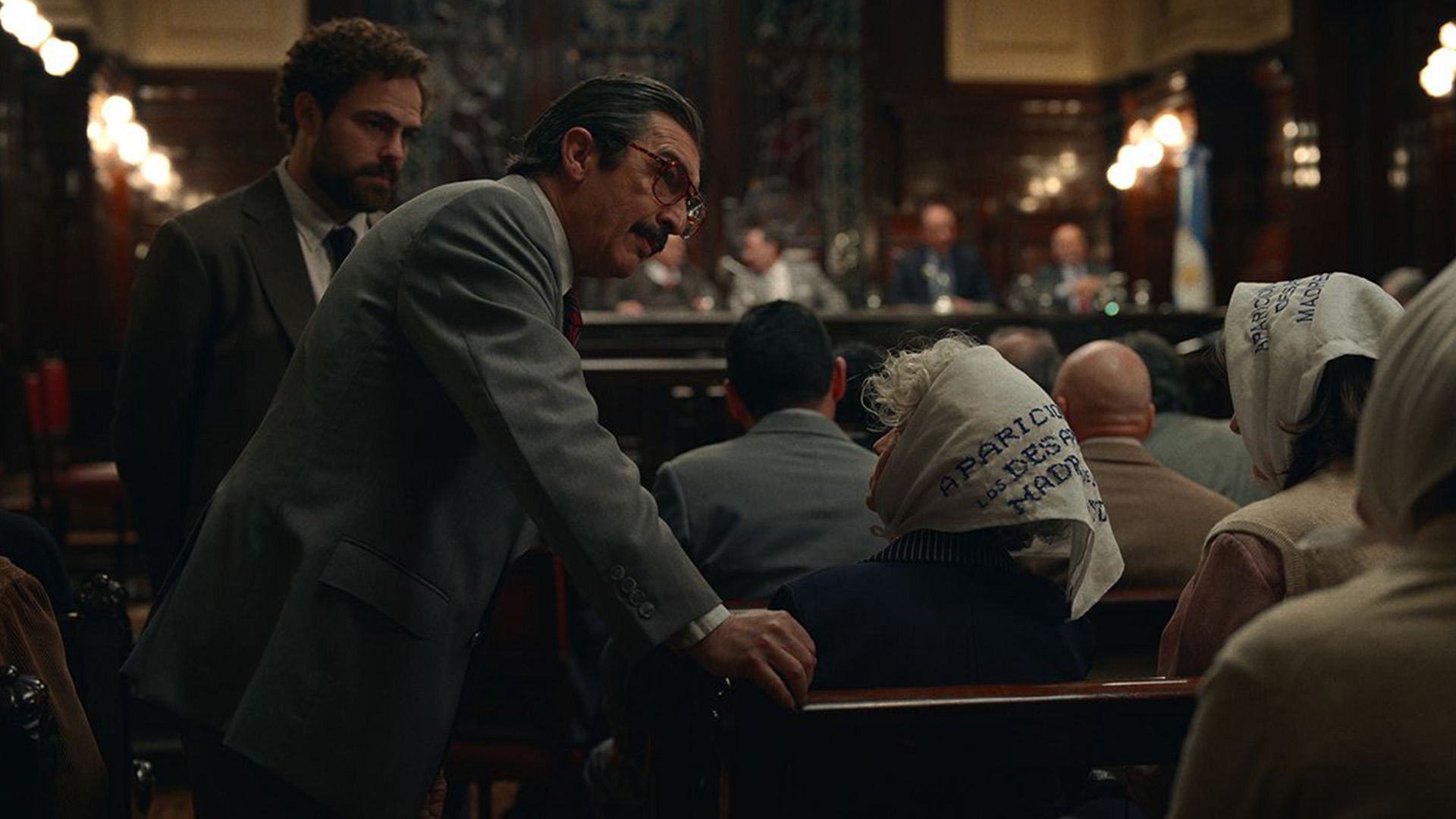 مردم با روسری های صلح در دادگاه در فیلم آرژانتین 1985