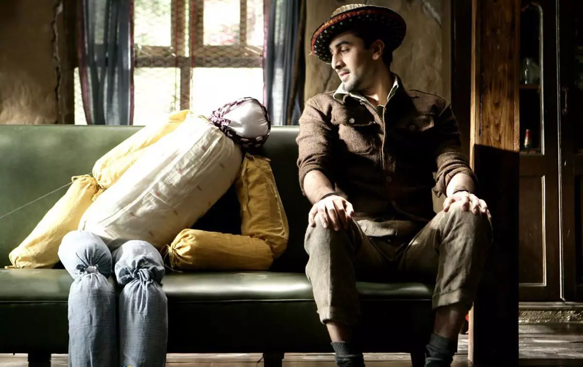 رانبیر کاپور نشسته روی مبل در کنار یک عروسک پارچه ای
