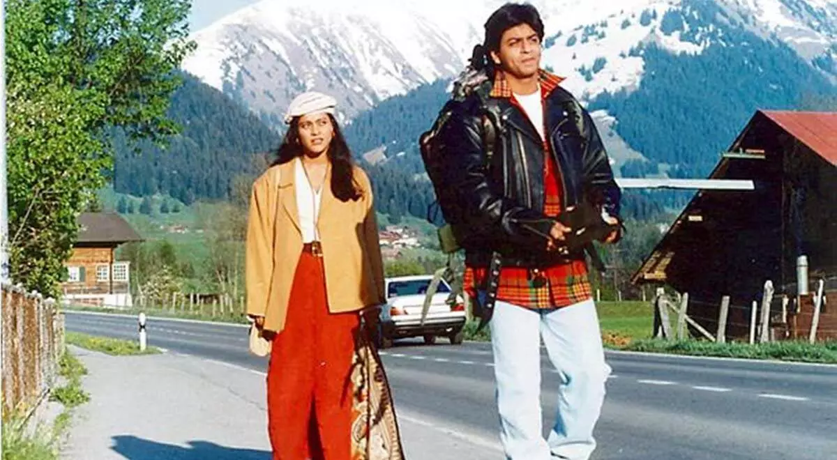 شاهرخ خان درحال سربه سر گذاشتن کاجول در فیلم داماد عاشق عروس را میبرد