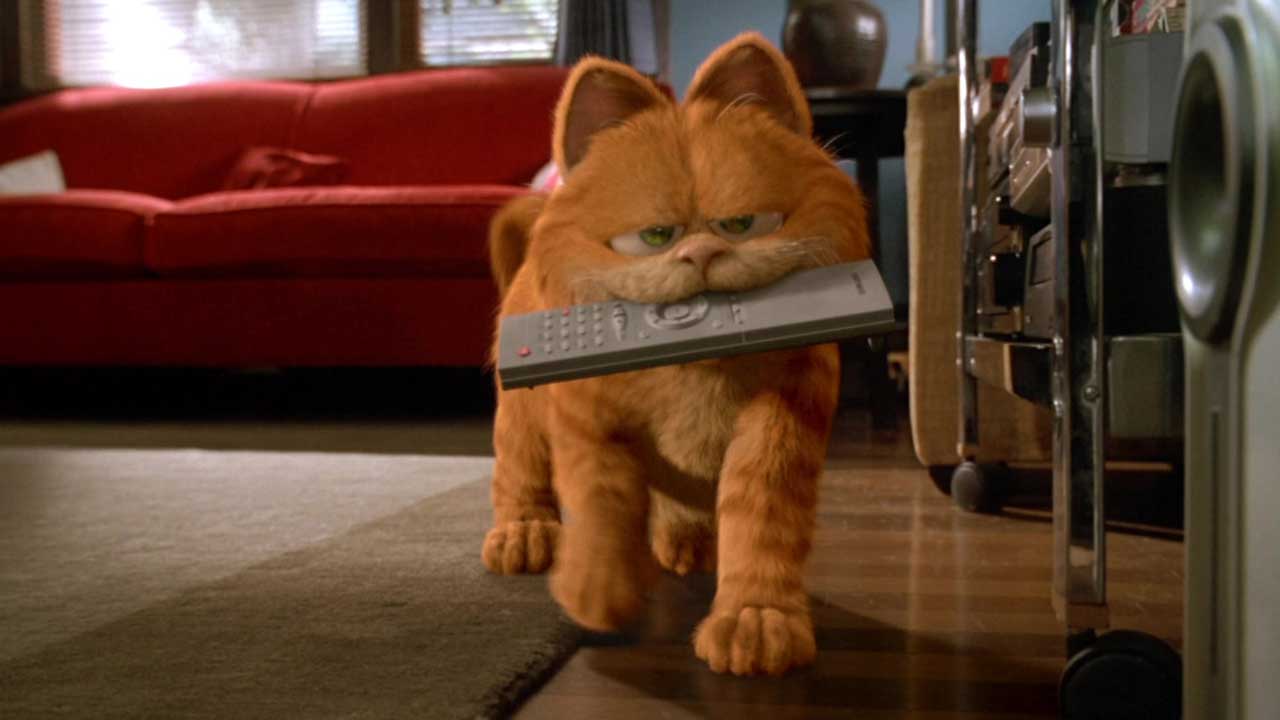فیلم Garfield سال ۲۰۰۴ میلادی | گربه نارنجی چاق به اسم گارفیلد در حال استفاده از کنترل
