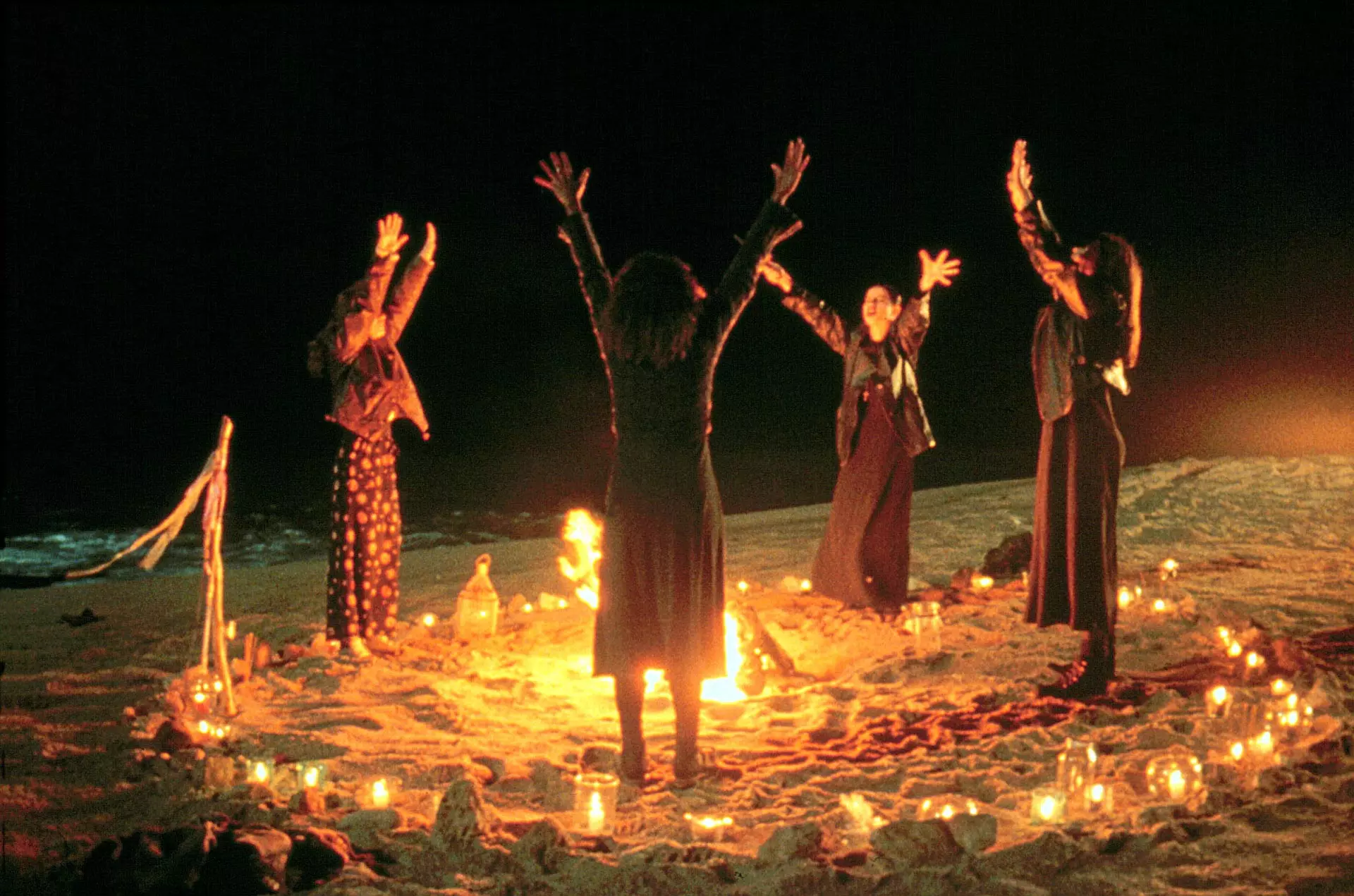 دختران ساحره دور آتش درحال انجام اعمال جادوگری در فیلم حیله
