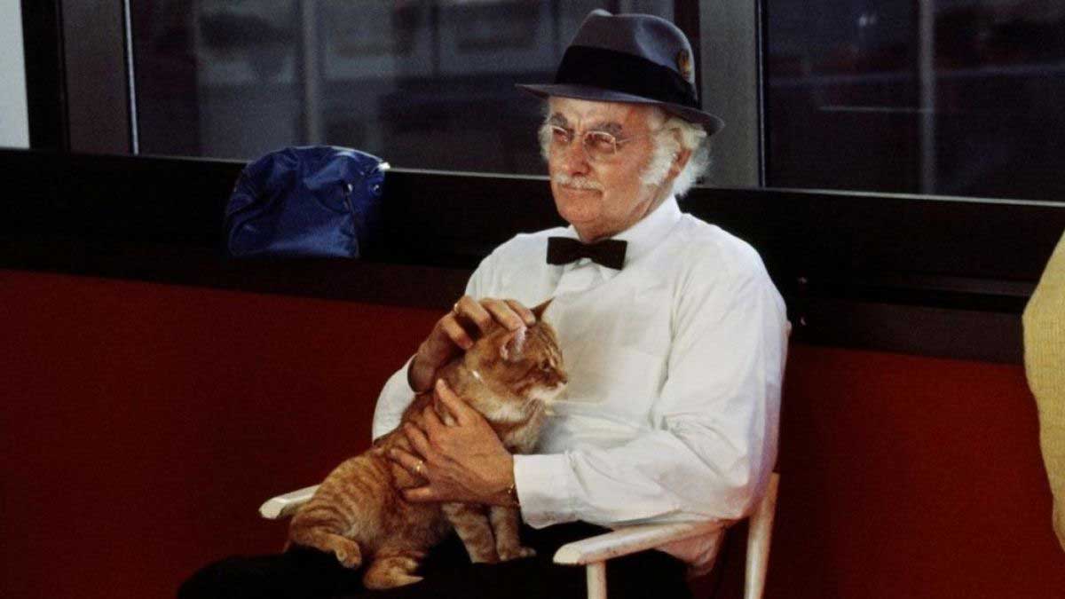 آرت کارنی با پیراهن سفید و گربه در فیلم هری و تونتو محصول 1974