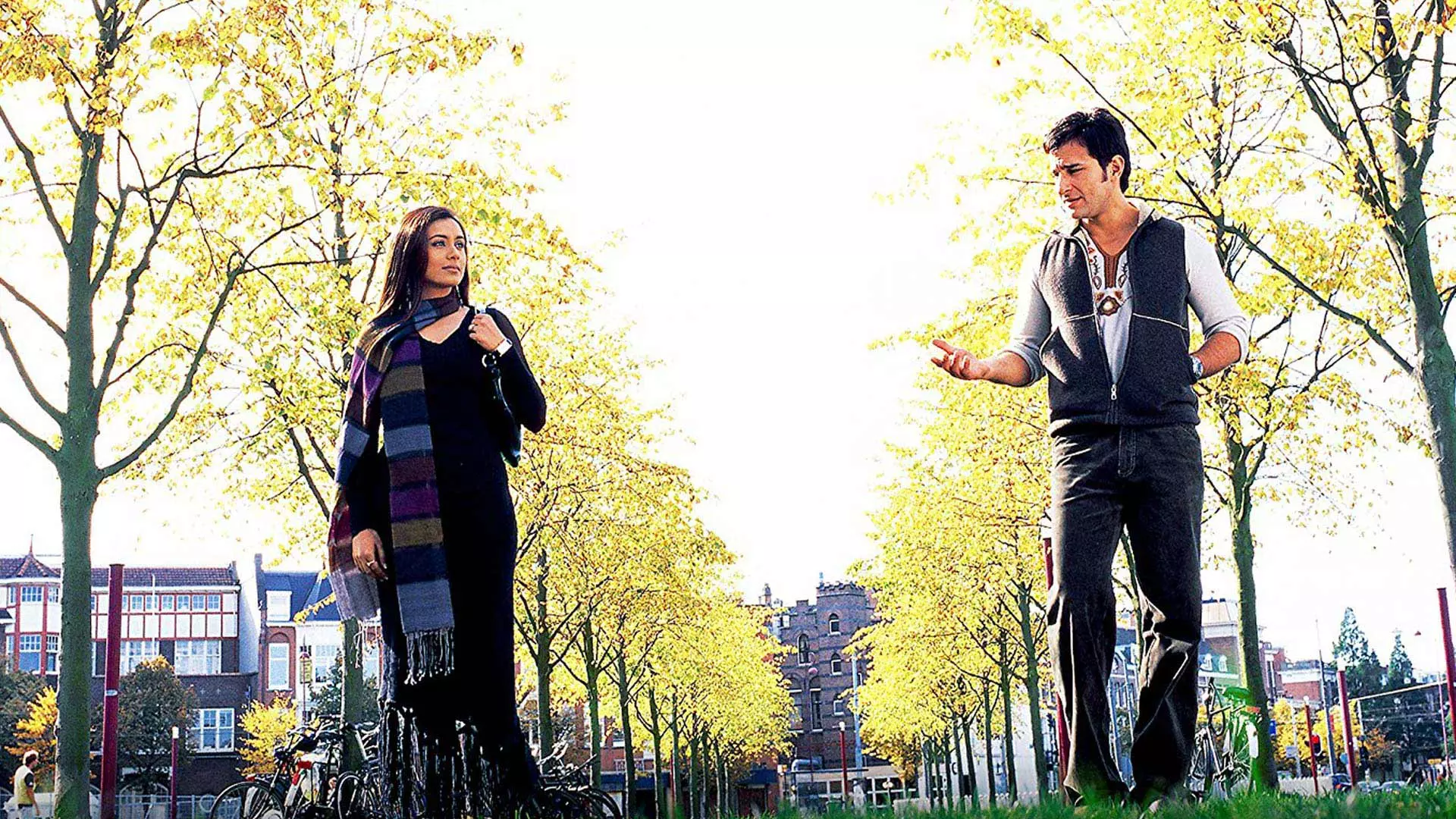 رانی موکرجی و سیف علی خان در فیلم من و تو در حال قدم زدن در پارک