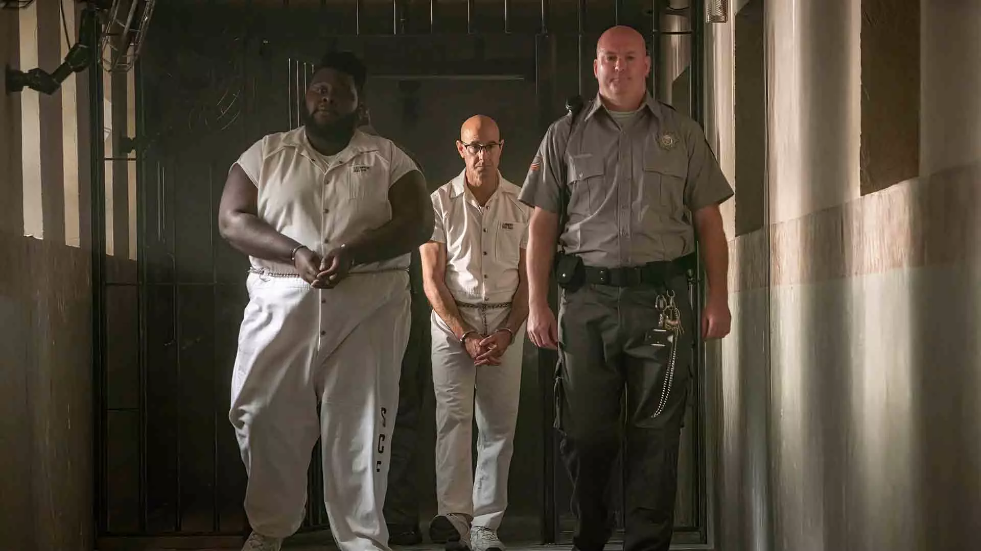 استنلی توچی به همراه یک زندانی و زندانبان در سریال Inside Man