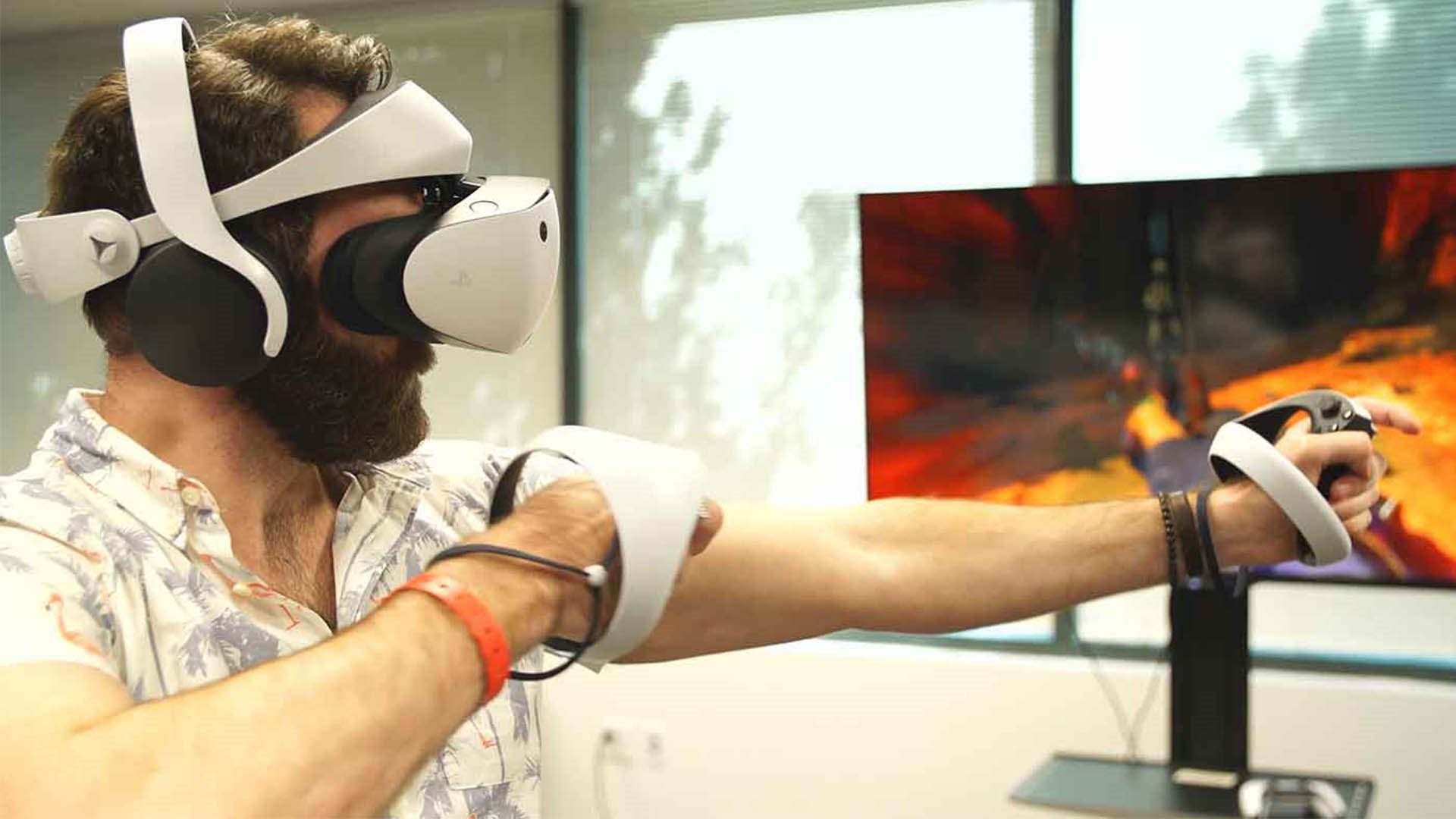 بازی کردن ژورنالیست با هدست واقعیت مجازی پلی استیشن VR2