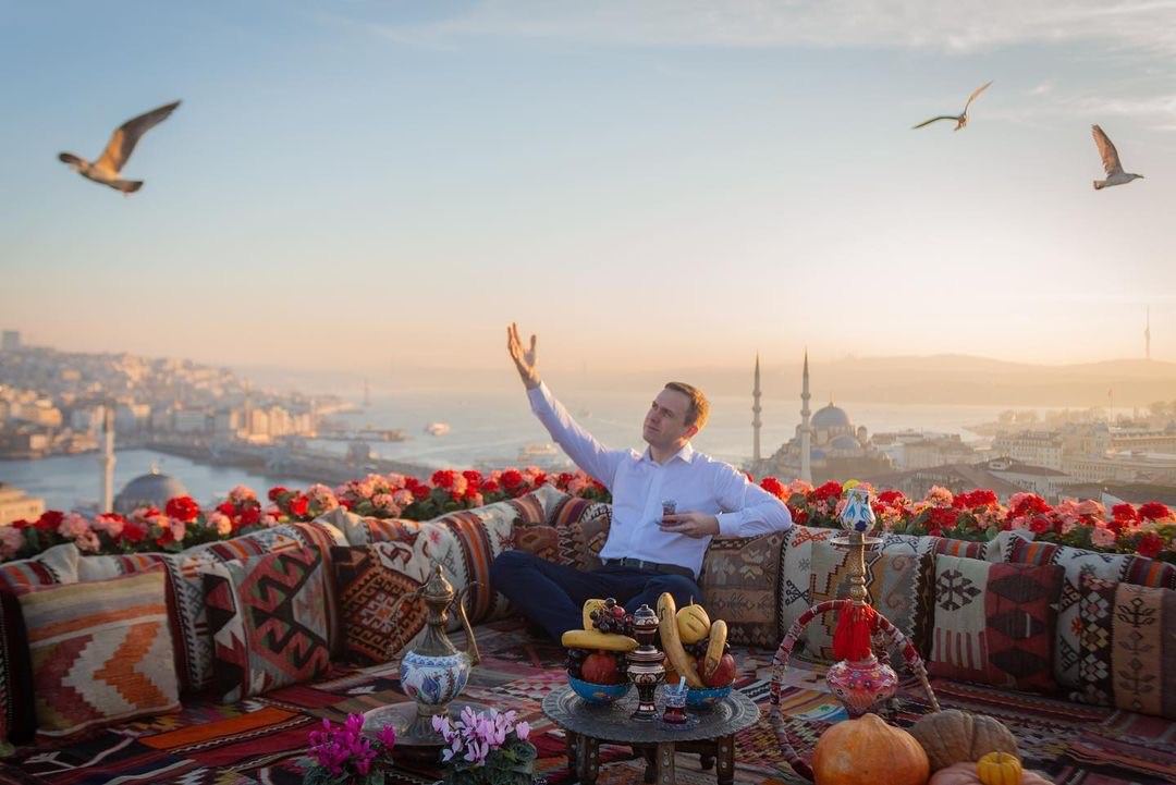 چای خوردن یک مرد در استانبول