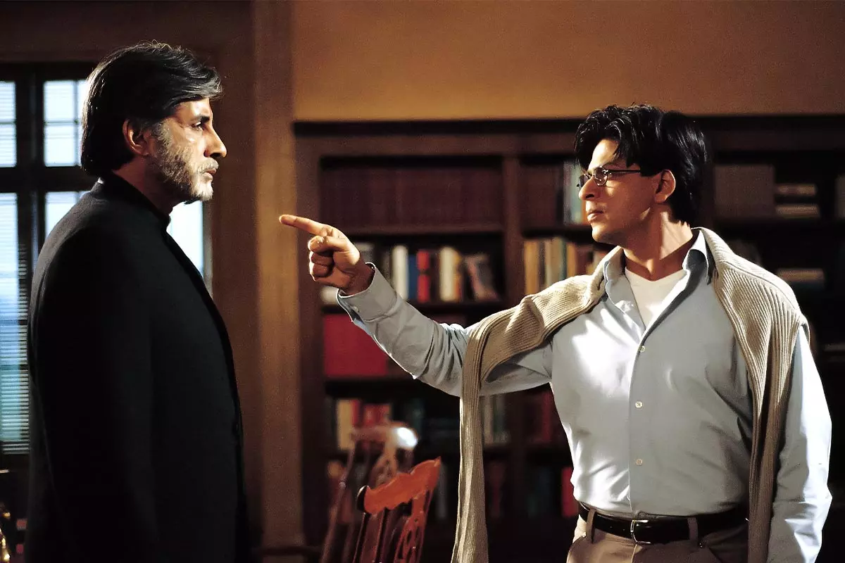 شاهرخ خان در حال جروبحث با آمتیاب بچن در فیلم محبت ها