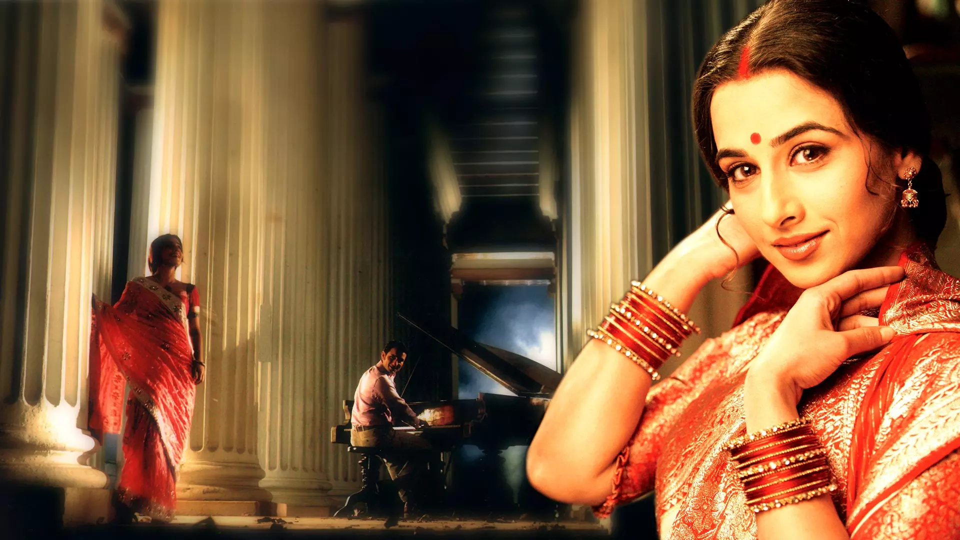 ویدیا بالان خندان درحالی که سیف علی خان در حال نواختن پیانو است در فیلم زن متأهل
