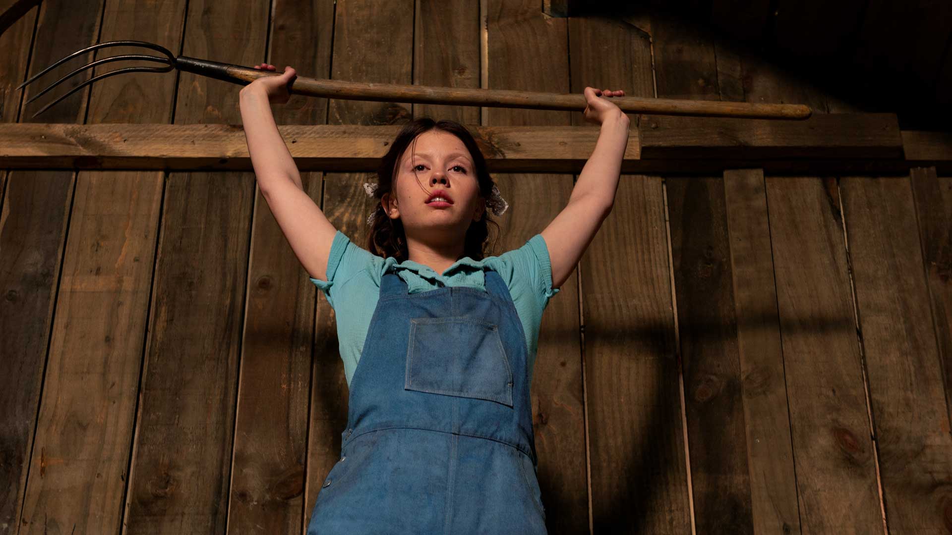 میا گاث با لباس آبی در فیلم ترسناک اسلشر Pearl