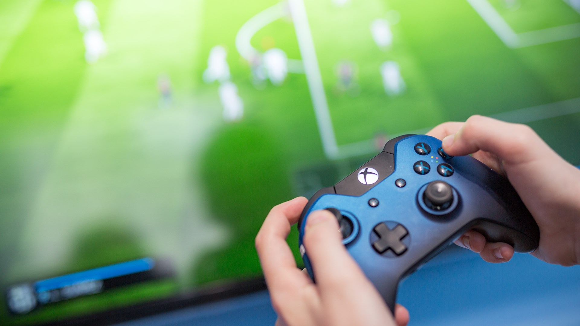 تجربه بازی فوتبال با کنترلر Xbox