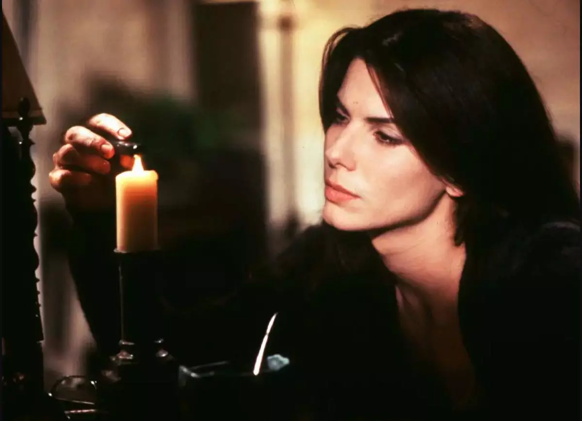 ساندرا بولاک در حال نگاه کردن به شعله شمع در فیلم جادوی عملی