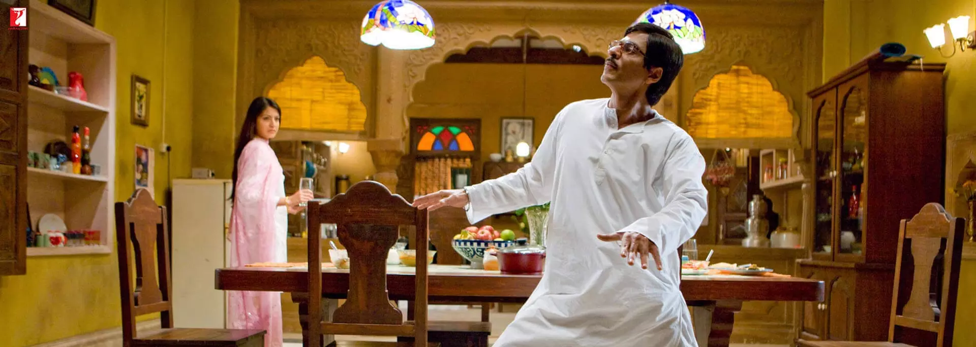 شاهرخ خان در حال رقص در مقابل آنوشکا شرما در فیلم خداوند زوج ها را میسازد