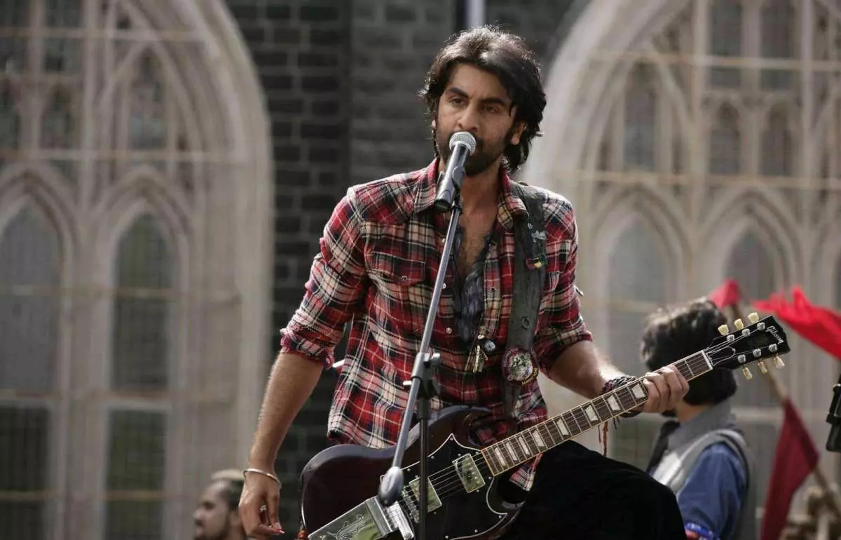 رانبیر کبیر در فیلم ستاره راک در نقش یک خواننده راک در حال نواختن گیتار در کنسرت