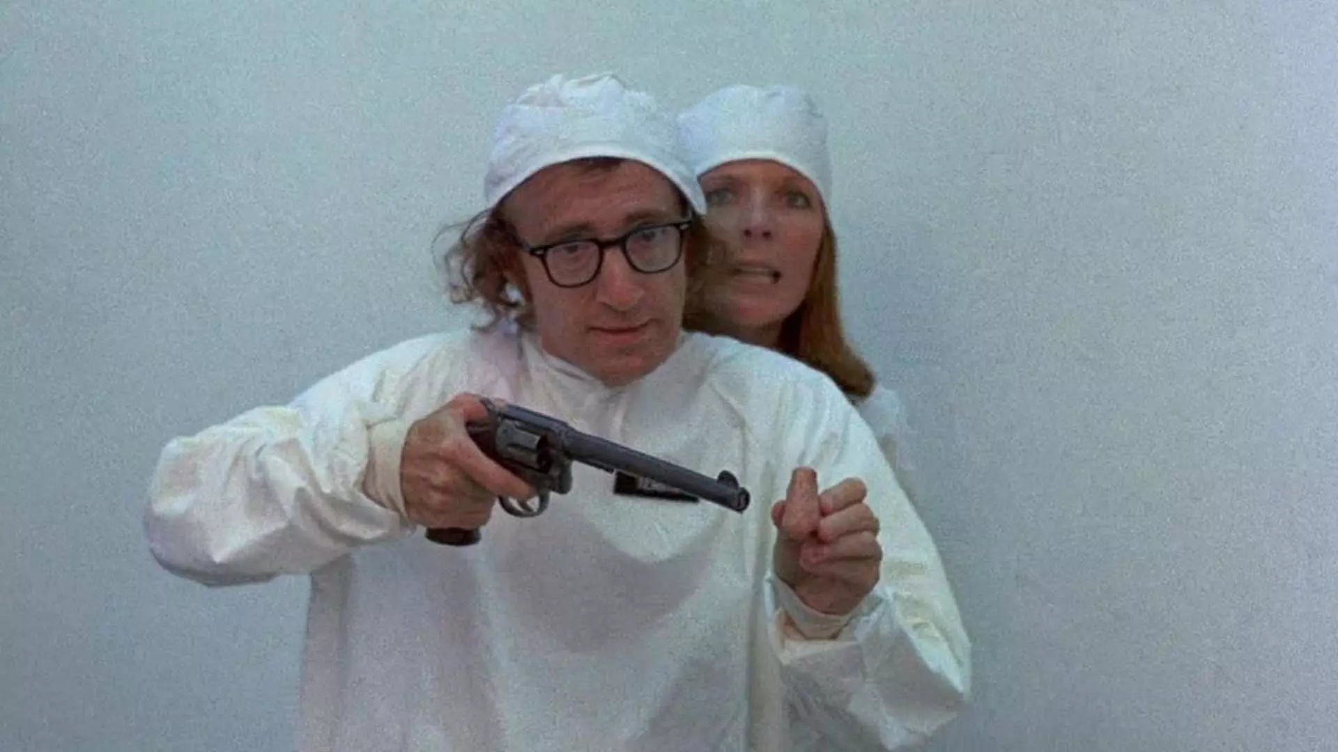 وودی آلن و دیان کیتون همراه با یک اسلحه در فیلم Sleeper