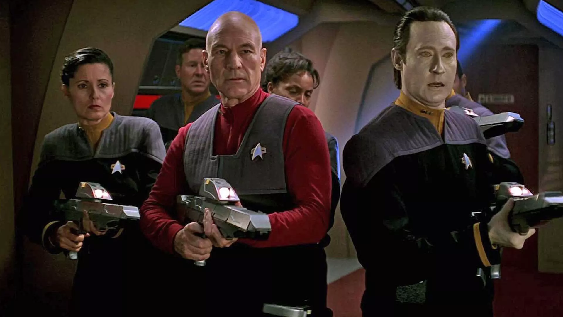 شخصیت‌های اصلی فیلم Star Trek: First Contact همراه با اسلحه در حال دفاع