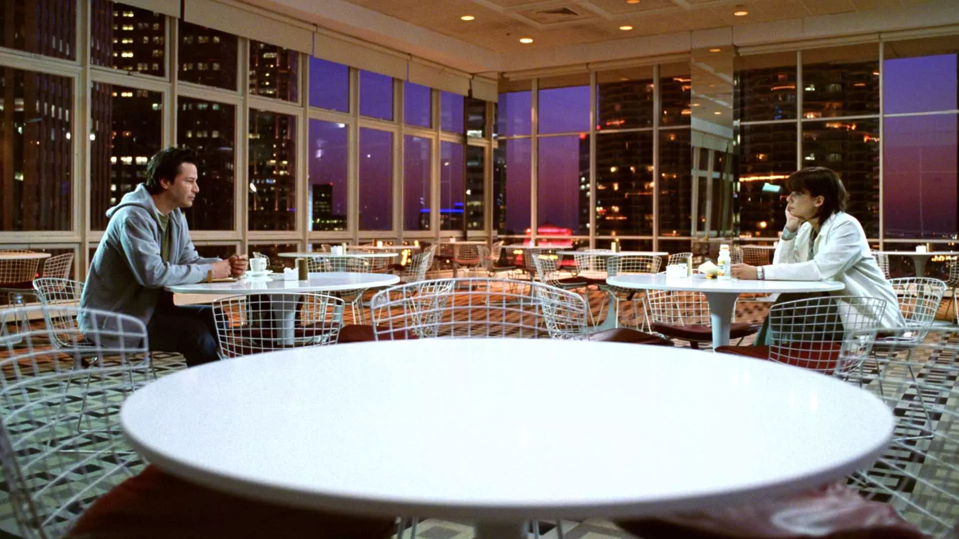 کیانو ریوز و ساندرا بولاک دور از هم در یک رستوران در فیلم The Lake House