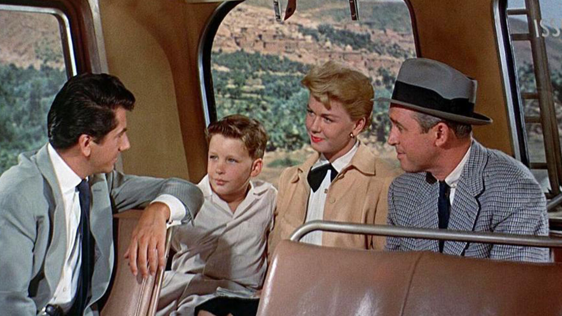 جیمز استوارت به همراه خانواده اش در اتوبوس در فیلم The Man Who Knew Too Much
