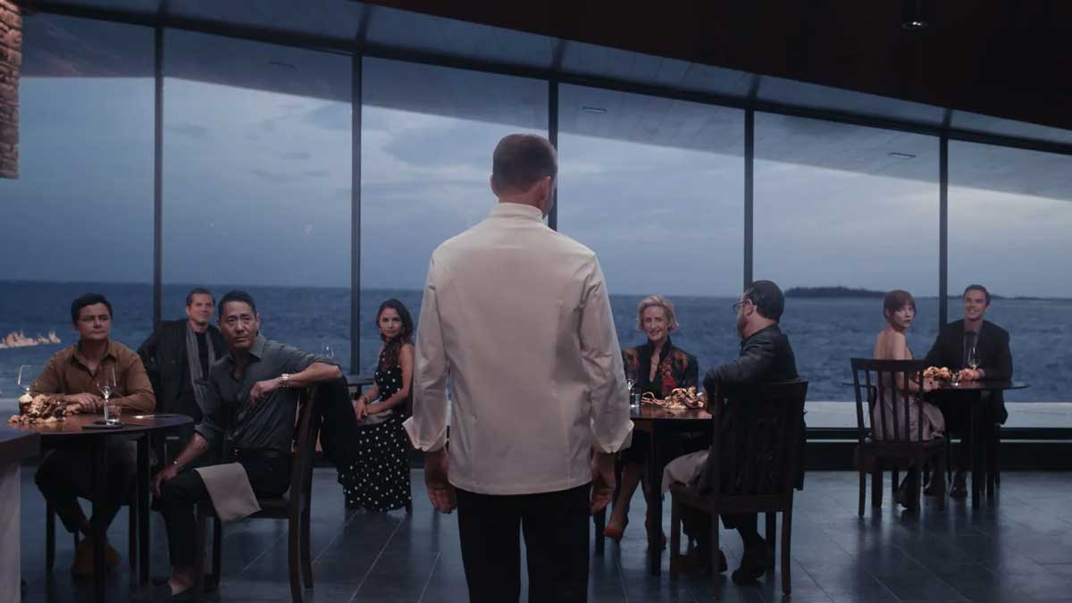 نگاه سرآشپز به مشتری ها در رستوران داخل جزیره فیلم منو به کارگردانی مارک مایلود